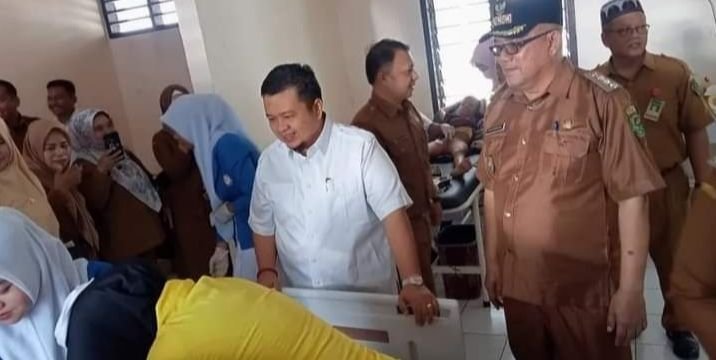 Bupati Beri Hadiah Ke Anak Peserta Khitanan