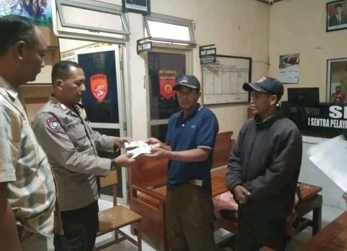 Viral, Seorang Pelajar Temukan Segepok Uang Puluhan Juta di Jalan