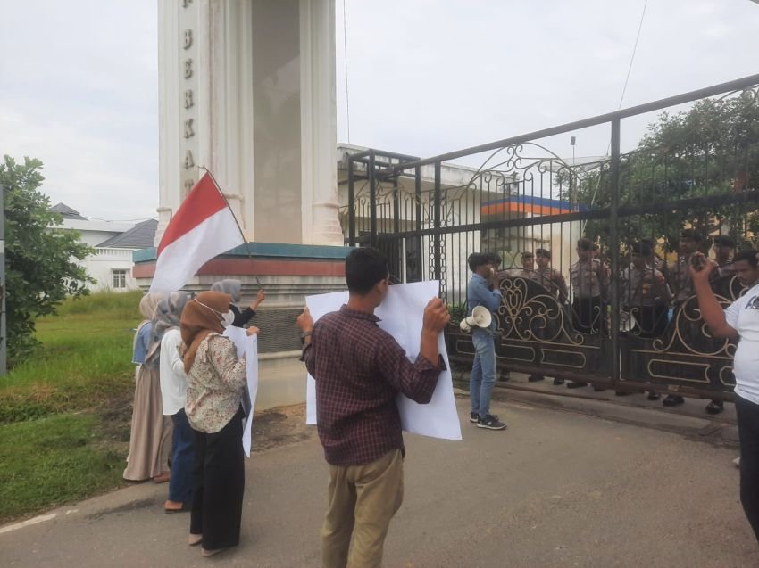 PM Pela Raya Geruduk Polres Labusel Dugaan Pungli Dana BOK 2022