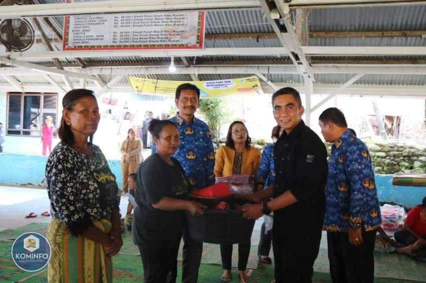 Wabup Karo Serahkan Bantuan Korban Angin Kencang