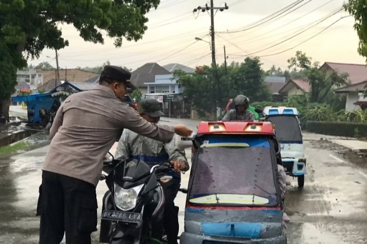 Kapolsek Padang Bolak Bagi-bagi Takjil