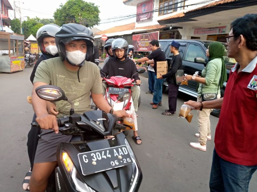1001 Makanan Dibagikan Untuk Masyarakat oleh Ganissa Pemalang