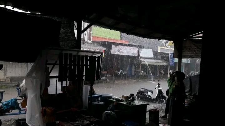 Pedagang di Pasar Comal Keluhkan Genangan Air