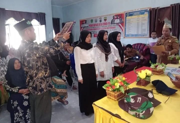 Kades Panompuan Lantik Perangkat Desa