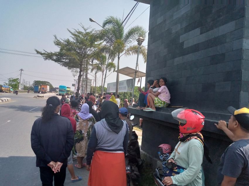 Tiga Anak Kecil Menanti Rombongan Biksu Tuddong di Batas Kota