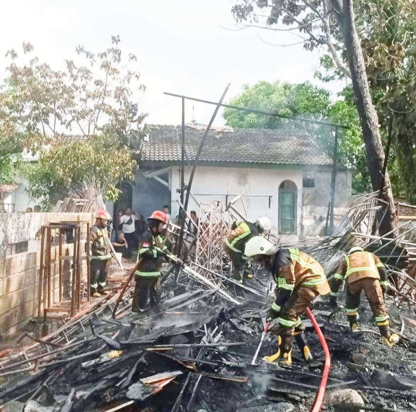 Terbakar, Gudang Penyimpanan Peralatan Rata Dengan Tanah di Johor