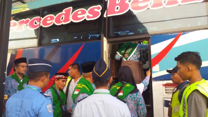 Tangis Haru Keluarga Iringi Keberangkatan Calhaj Kloter 5 Asal Tanjung Balai dan Medan