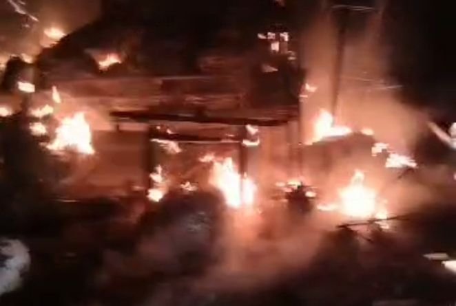 Gudang Rumah Sakit Siaga Medika di Lalap Si Jago Merah