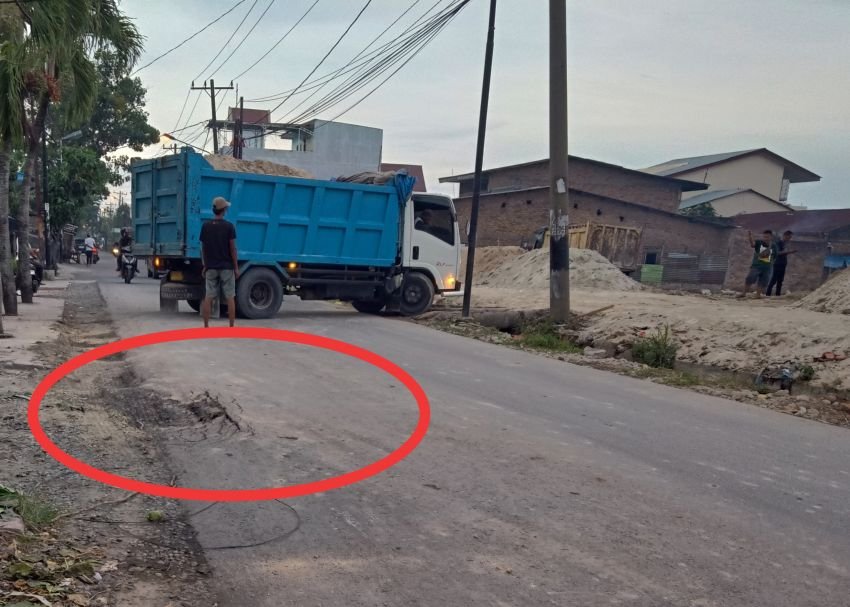 Jalan Rusak Karena Proyek Perumahan, Camat dan Lurah Tutup Mata, Pengembang Makin Suka Hati