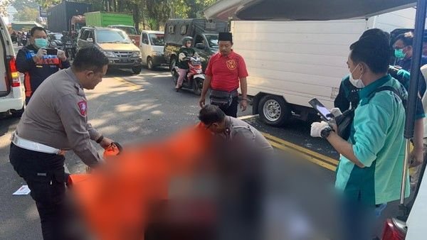 Pria Paruh Baya di Malang Tewas Usai Tabrak Truk Tronton