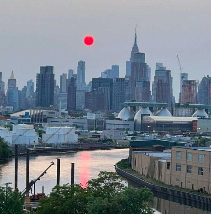 Matahari Merah Hadir di Langit Amerika Serikat