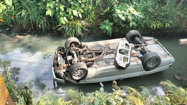 Mobil Terjun ke Sungai di Kota Batu, Dua Penumpang Luka