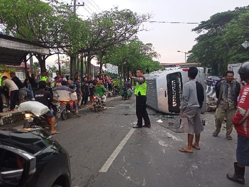 Minibus Terbalik di Tebing Tinggi, 5 Penumpang Terluka