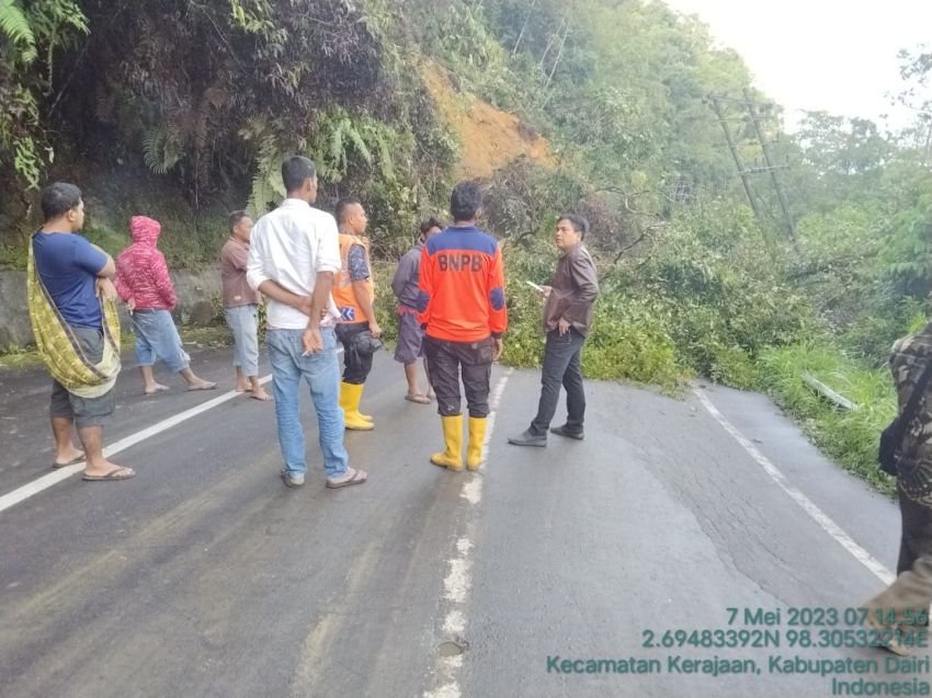 Jalan Penghubung Dairi-Pakpak Bharat- Aceh Tertimbun Tanah Longsor
