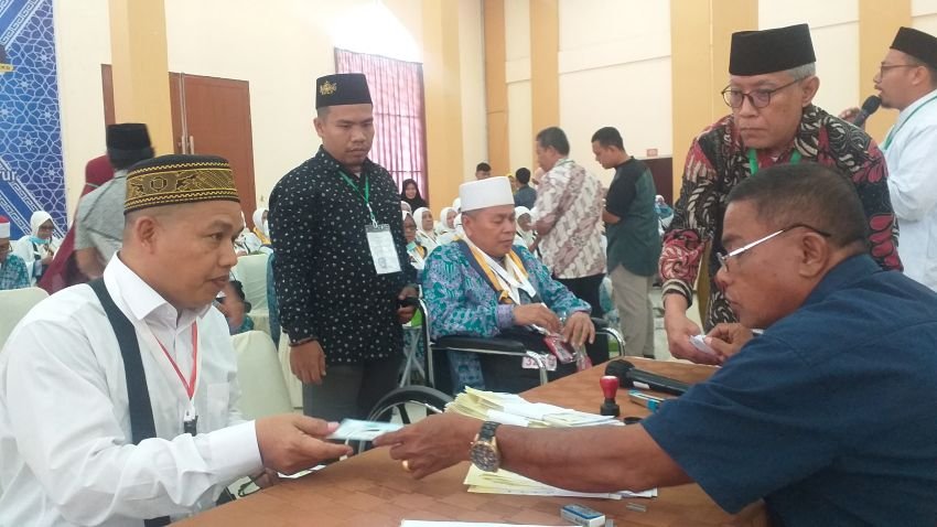 Calon Jama'ah Haji Kloter 4 Dari Binjai, Tebing Tinggi dan Taput Memasuki Asrama Haji Embarkasi Medan