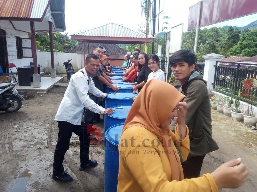 195 KK Warga Desa Ulumerah Terima Drum