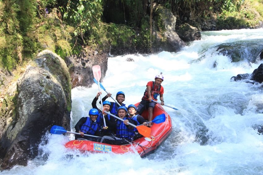 Bertualang di Rainbow Rafting yang Paling Menantang