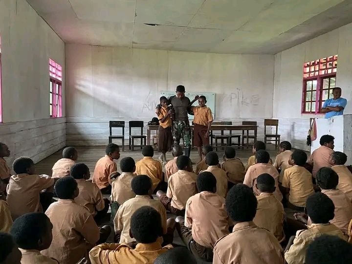 Tumbuhkan Jiwa Displin Sejak Dini, Ini yang Dilakukan Satgas Yonif 527/BY di SMP Negeri 1 Obano