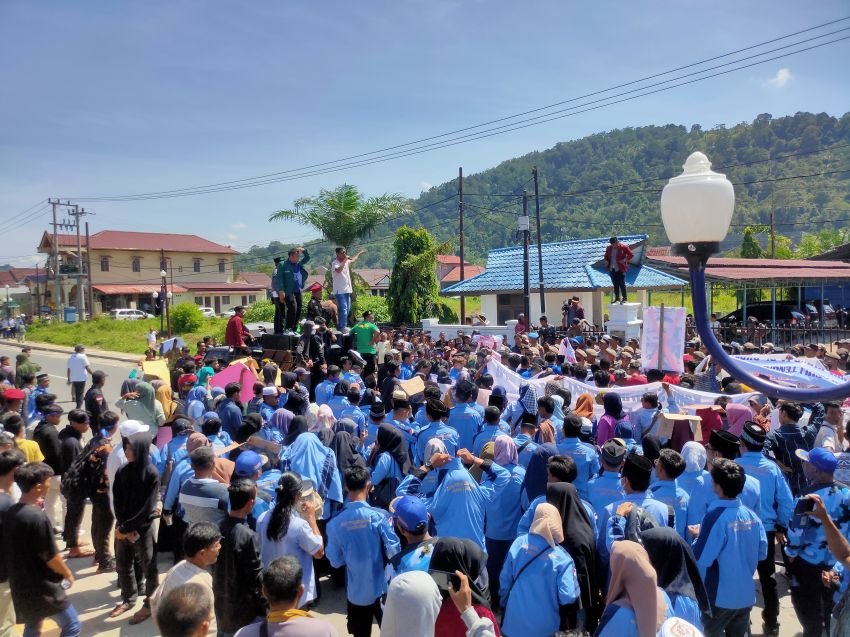 Ribuan Massa Demo Kantor DPRD, Dukung PJ Bupati Tapteng