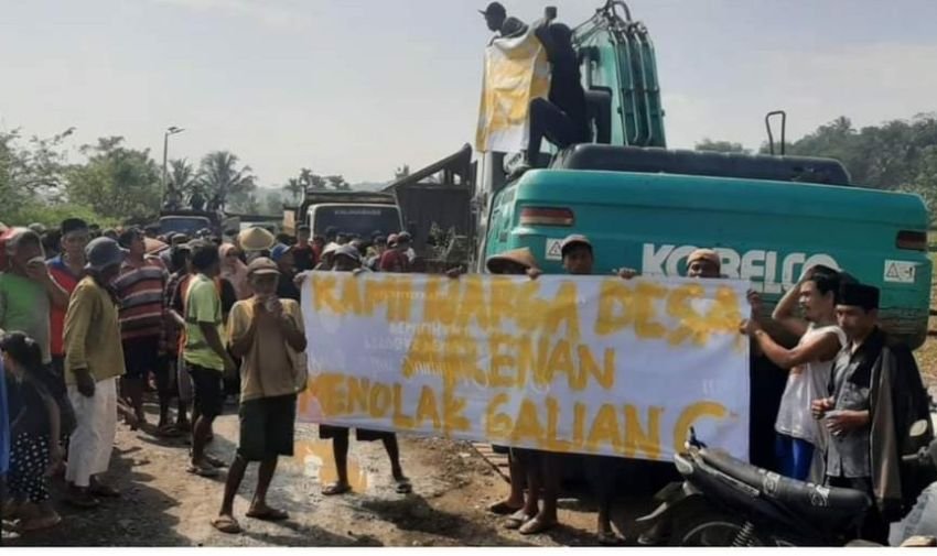 Massa Tolak Tambang Galian C di Sungai Gintung Purbalingga