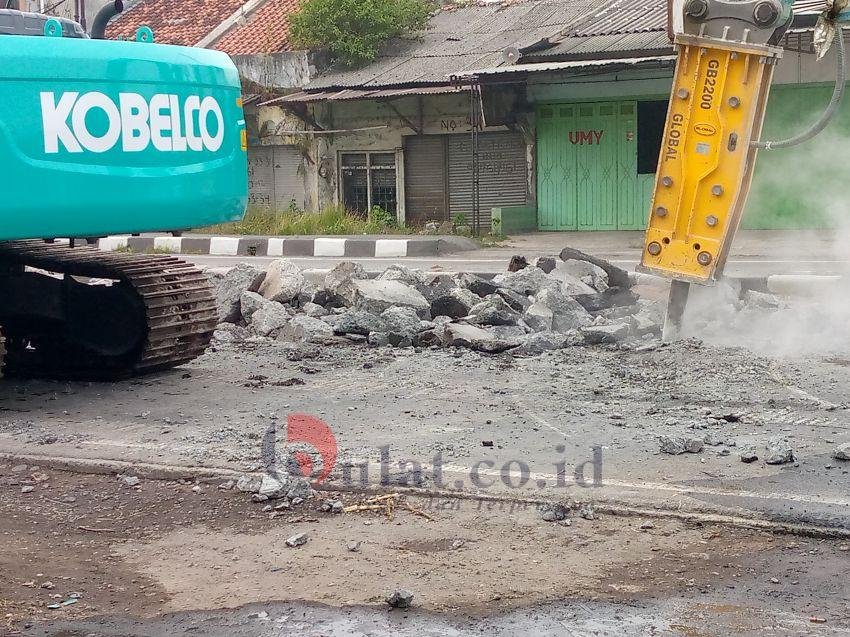 Jalan Diperbaiki, Ada Pengalihan Arus Lalulintas di Jalan Raya Comal - Petarukan