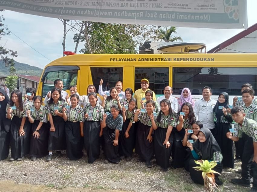 Serahkan E-KTP ke Pelajar SMA, Bupati Pakpak Bharat Minta Hati-hati Menggunakannya