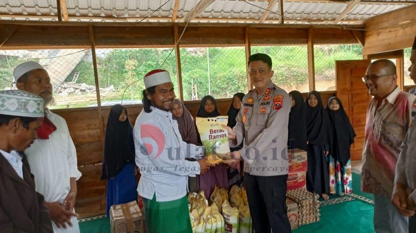 Silaturahmi ke Pondok Tahfidz, Kapolres Pakpak Bharat Beri Bantuan Sembako