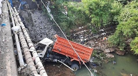 Truk Muatan Pasir Terperosok ke Sungai Logung Pantura Kudus, Diduga Sopir Mengantuk