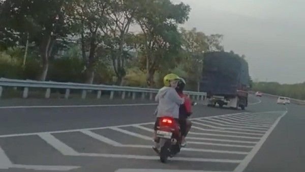 Heboh, Sejoli Naik Motor Masuk Tol Kebomas Gresik, Diduga Tersasar