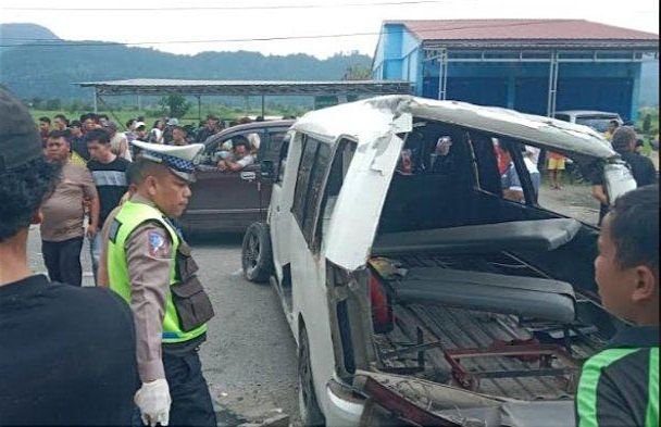 Delapan Pelajar Terluka Setelah Mobil Yang Ditumpangi Terguling di Tarutung