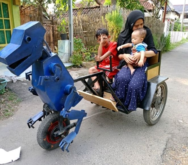 Pemuda di Tegal Ciptakan Robot Becak