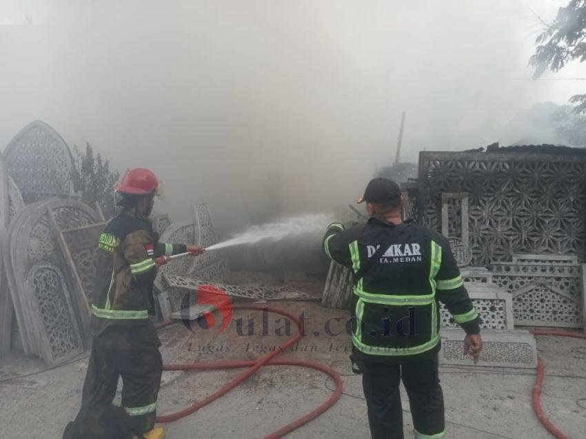 Korslet, Satu Unit Usaha Pembuatan Relief Bangunan Dilalap Sijago Merah