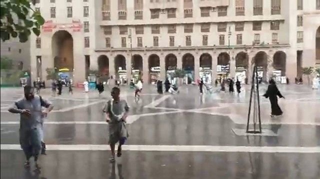Hujan Es Sambut Kedatangan Jemaah Haji RI di Madinah
