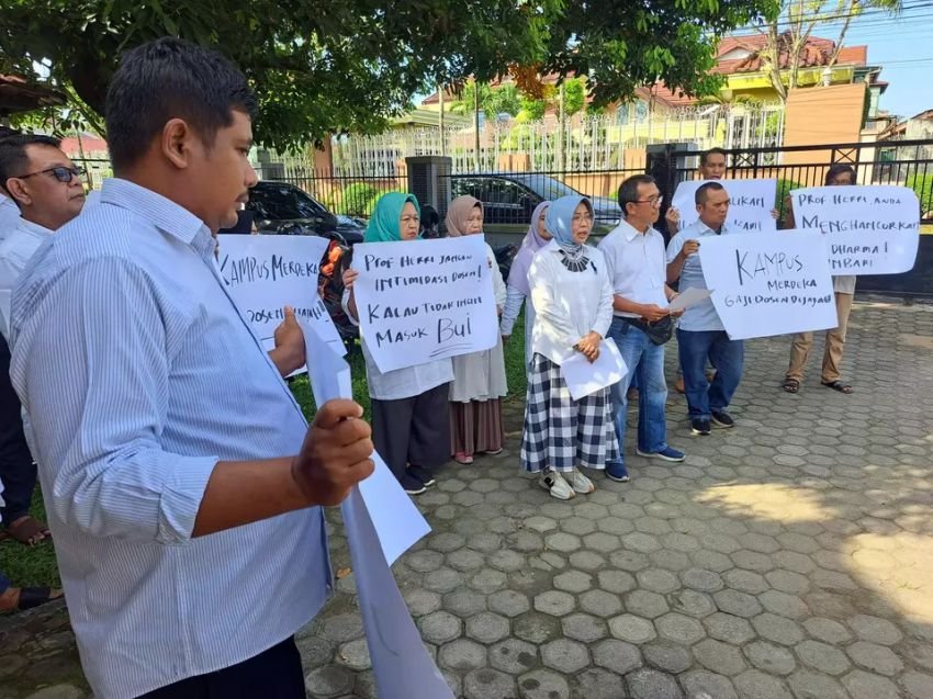 Gaji Tak Dibayar, Belasan Dosen Unbari Jambi Protes
