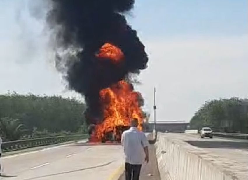 Mobil Terbakar Dijalur Tol Menuju Tebingtinggi, Arus Lalu Lintas Terhenti