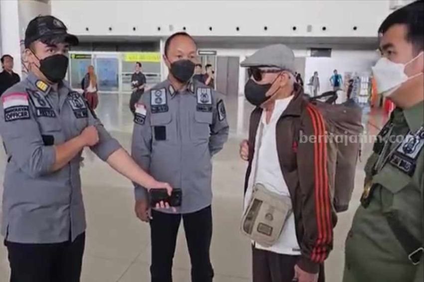 Imigrasi Kelas II Blitar Deportasi Warga Asal Singapore