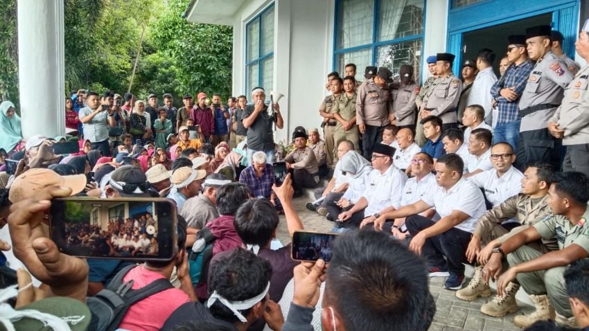 Masyarakat Singkuang I Pilih Menginap Walaupun Diterima Bupati Madina Gegara Tak Ada Kata Sepakat