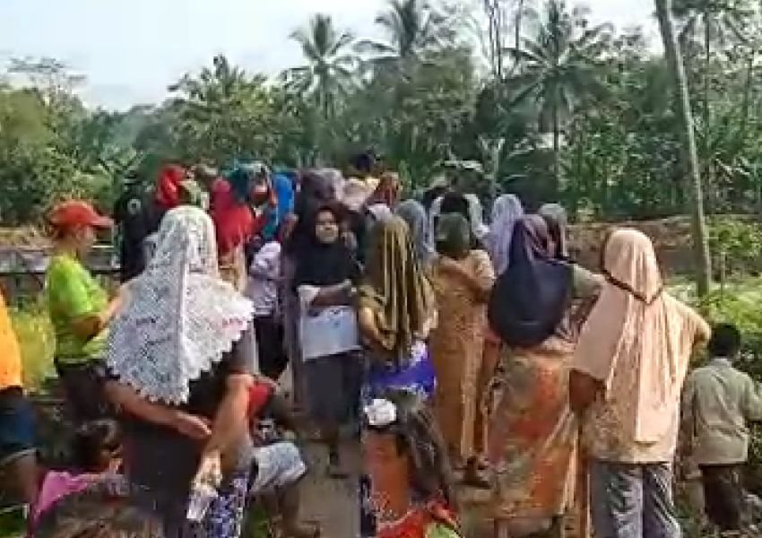 Ratusan Emak-emak Protes Galian C Yang Cemari Sungai di Pemalang