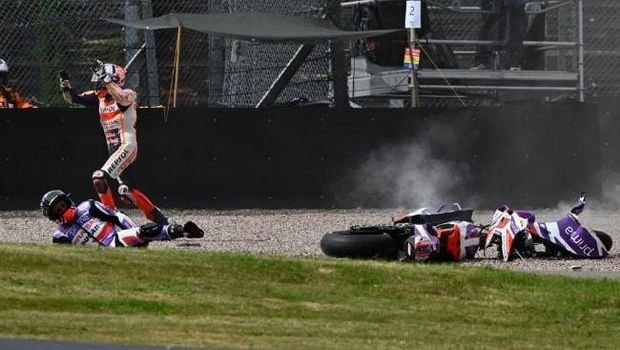 Marquez Tabrak Motor Zarco Hingga Terbelah Dua, Begini Kondisi Keduanya