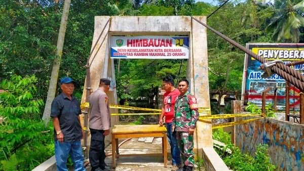 Jembatan Penyeberangan Menuju Air Sijorni Dirusak OTK