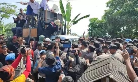 Demo di Ponpes Al Zaytun Ricuh, Massa Saling Dorong dengan Polisi