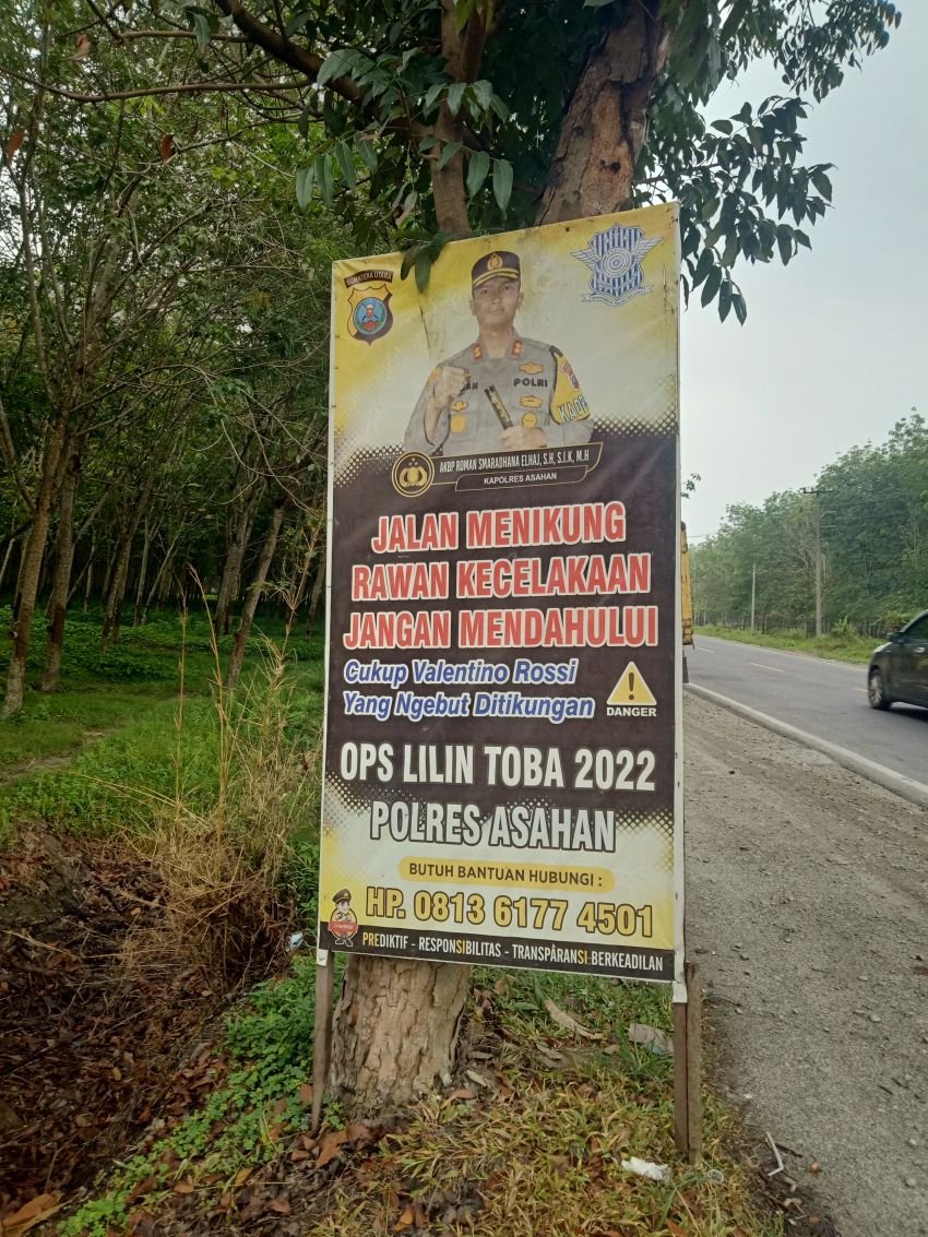Banner Sat Lantas Polres Asahan Dipasang Foto  Kapolres Lama