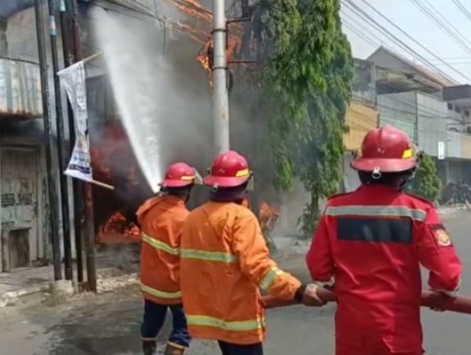 Gudang Plastik di Tengah Kota Pemalang Terbakar, Diduga Korsleting