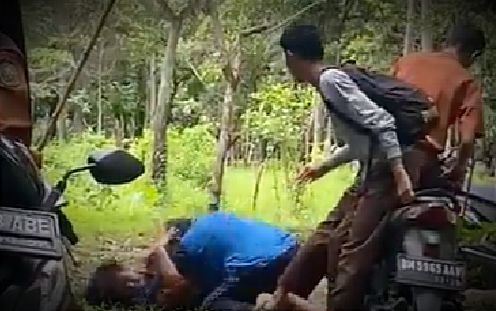 Sisiwi di Pekanbaru Duel Dalam Hutan