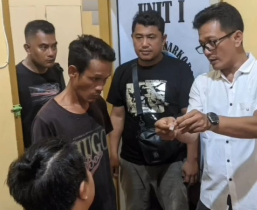 Heboh, Pria di Batu Bara Pamer Sabu di Tempat Umum