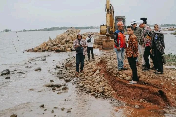 Tanggul Raksasa Sepanjang 6.000 Meter Jebol, Air Rob Genangi Pemukiman Warga