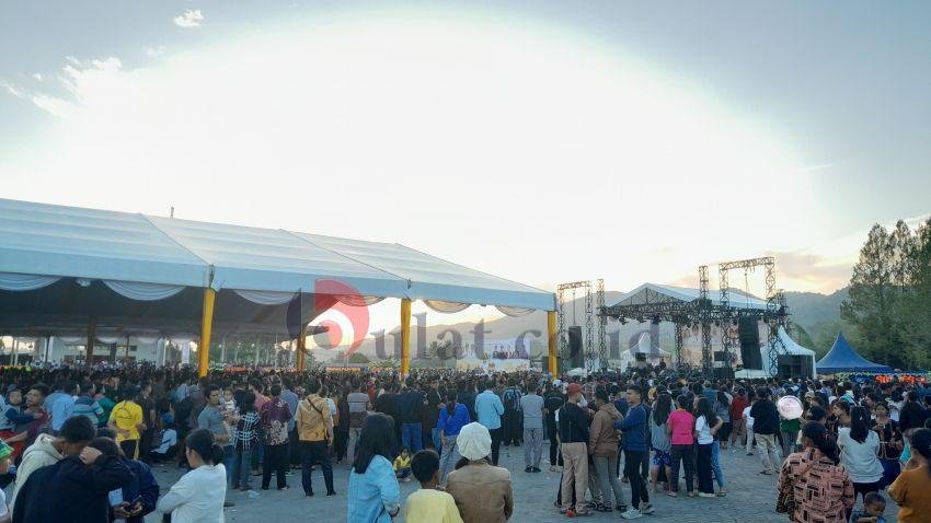 Ribuan Masyarakat Banjiri Lapangan Napasengkut Ikuti KKR Hari Jadi Pakpak Bharat Ke-20