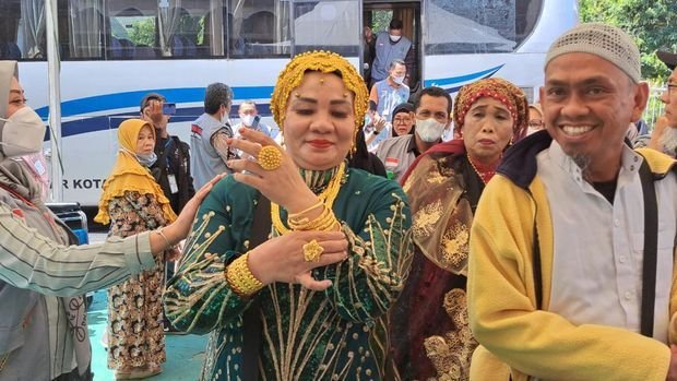 Cerita Hajjah Nyentrik dan Glamor Asal Makassar, Pulang dari Makkah Berhiaskan Emas 180 Gram, Ternyata Ini Alasannya