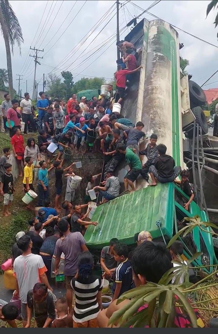 Ratusan Warga Berebut Minyak Goreng di Jalan Lintas