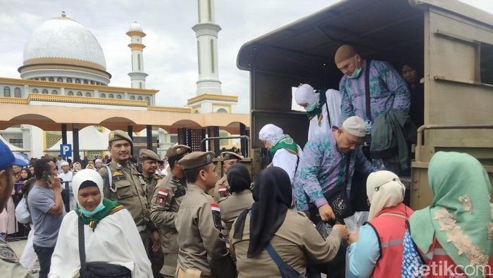 Jamaah Haji Asahan Diangkut Truk Sat Pol PP